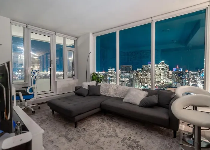 LUXURY SKYLINE CONDO, VIEWS, FAST WIFI DOWNTOWN, CALGARY